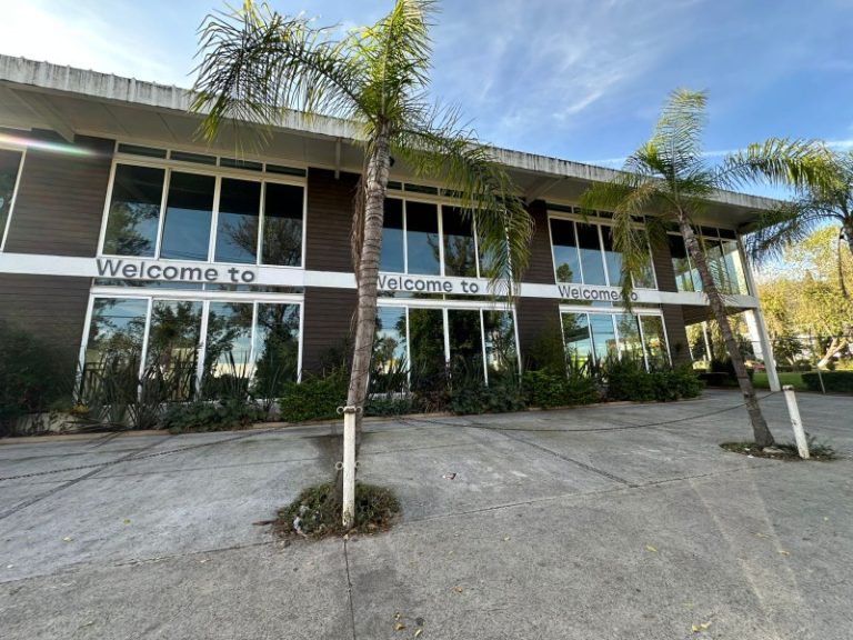 iLoveIMG_FACHADA LOCAL_resized